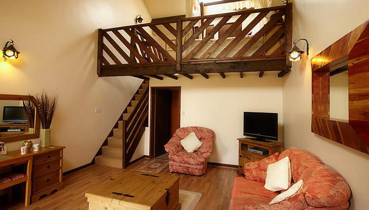 Miltons Country Lodge Lower Langford エクステリア 写真