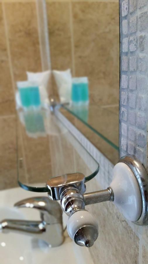 Miltons Country Lodge Lower Langford エクステリア 写真